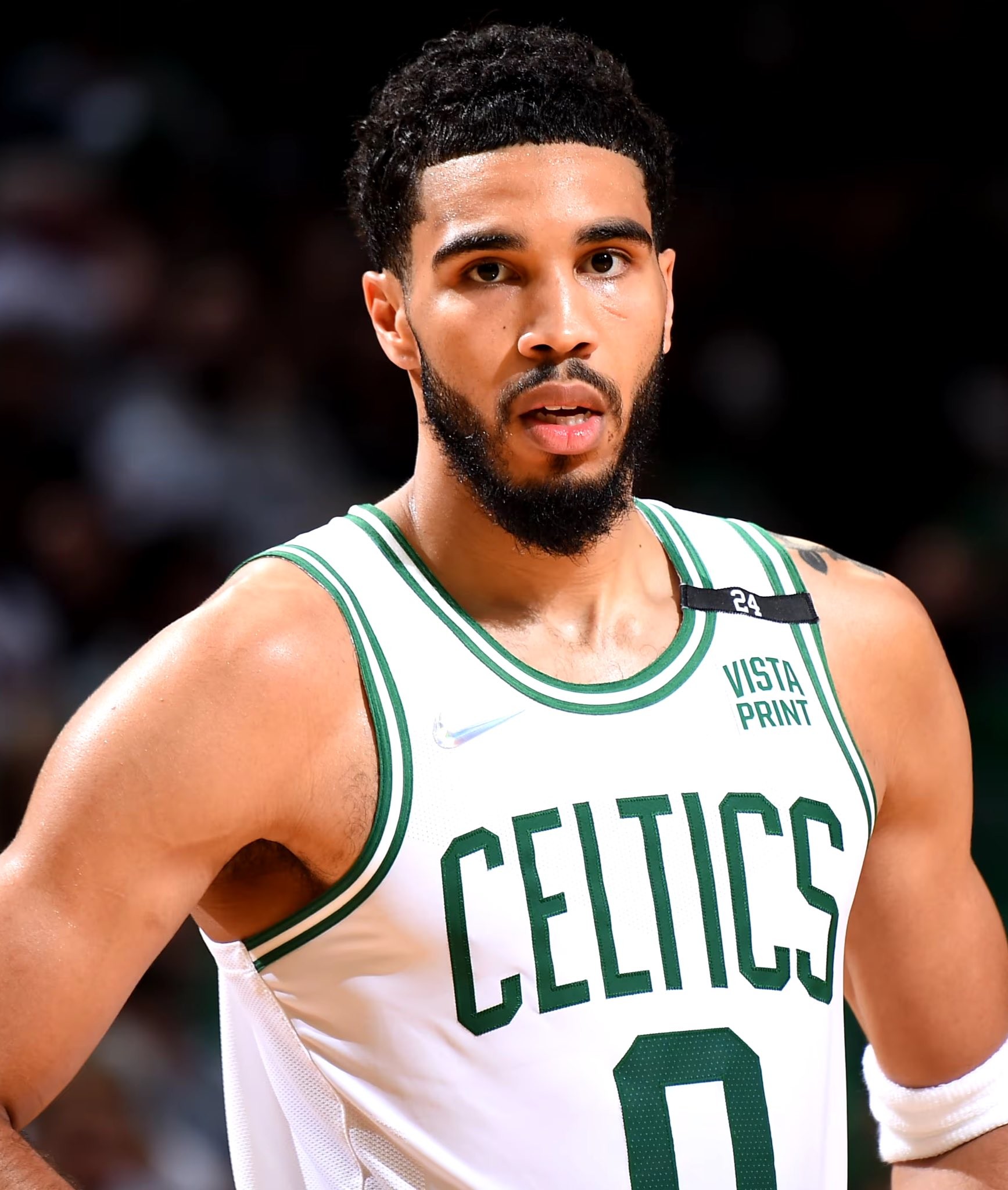 浩瀚体育官方网址-塔图姆回归首秀大放异彩，F1车队主场球迷高呼名字